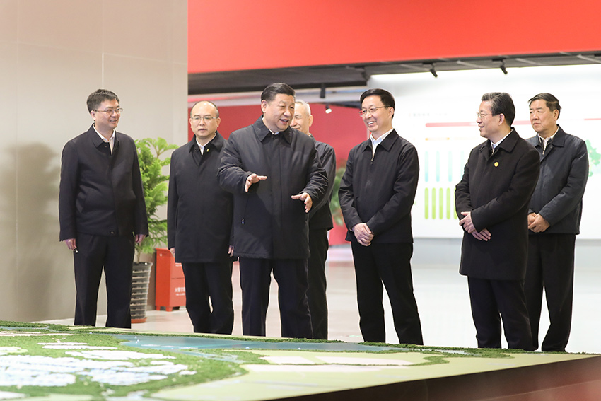 1月16日至18日，中共中央總書記、國(guó)家主席、中央軍委主席習(xí)近平在京津冀考察，主持召開京津冀協(xié)同發(fā)展座談會(huì)並發(fā)表重要講話。這是1月16日上午，習(xí)近平在河北雄安新區(qū)規(guī)劃展示中心，仔細(xì)聽取新區(qū)總體規(guī)劃、政策體系及建設(shè)情況介紹。 新華社記者 鞠鵬 攝