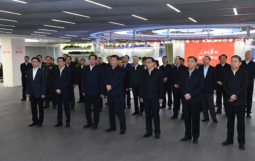 1月25日，中共中央政治局在人民日?qǐng)?bào)社就全媒體時(shí)代和媒體融合發(fā)展舉行第十二次集體學(xué)習(xí)。這是習(xí)近平、李克強(qiáng)、栗戰(zhàn)書、汪洋、王滬寧、趙樂際、韓正等在人民日?qǐng)?bào)新媒體中心聽取報(bào)社微博、微信公眾號(hào)、客戶端建設(shè)情況匯報(bào)，並觀看新媒體產(chǎn)品展示。 新華社記者 饒愛民 攝