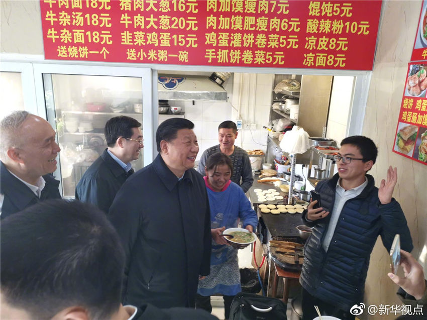 2月1日中午，習(xí)近平結(jié)束在北京市前門(mén)東區(qū)看望慰問(wèn)乘車(chē)返回途中，特意走進(jìn)位於前門(mén)石頭胡同的快遞服務(wù)點(diǎn)、小吃店，看望仍在工作的“快遞小哥”等勞動(dòng)者，了解他們工作和生活情況。