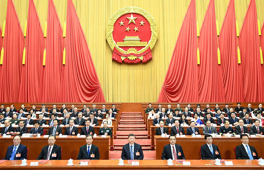3月15日，第十三屆全國(guó)人民代表大會(huì)第二次會(huì)議在北京人民大會(huì)堂閉幕。習(xí)近平等黨和國(guó)家領(lǐng)導(dǎo)人在主席臺(tái)就座。 新華社記者 謝環(huán)馳 攝