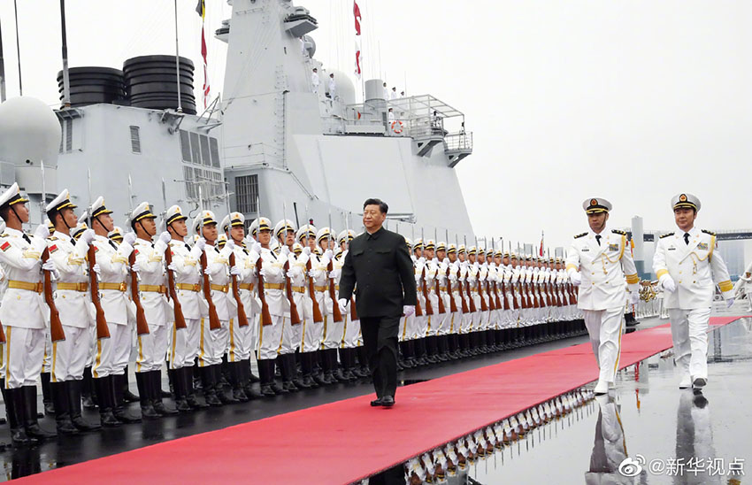 4月23日下午，中共中央總書記、國家主席、中央軍委主席習(xí)近平出席慶祝人民海軍成立70周年海上閱兵活動(dòng)。12時(shí)40分許，習(xí)近平來到青島奧帆中心碼頭，檢閱中國人民解放軍海軍儀仗隊(duì)，隨后登上執(zhí)行檢閱任務(wù)的西寧艦。 新華社記者 李剛 攝