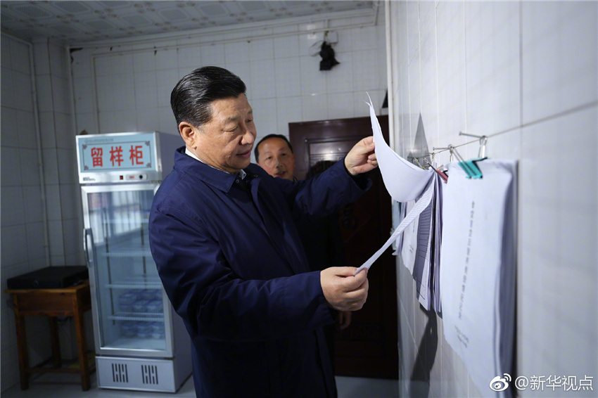 4月15日，中共中央總書記、國(guó)家主席、中央軍委主席習(xí)近平在重慶考察調(diào)研。這是習(xí)近平在石柱土家族自治縣中益鄉(xiāng)小學(xué)學(xué)生食堂了解陪餐情況。新華社記者 鞠鵬 攝