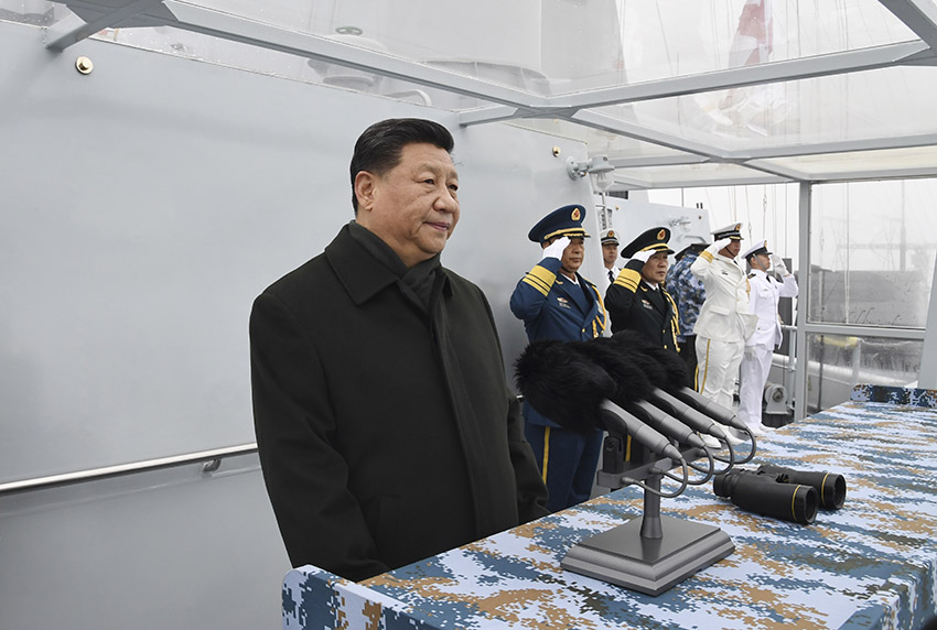 4月23日，在中國人民解放軍海軍70華誕之際，中共中央總書記、國家主席、中央軍委主席習近平出席在青島舉行的慶祝人民海軍成立70周年海上閱兵活動。圖為習近平檢閱艦艇編隊。新華社記者 李剛 攝
