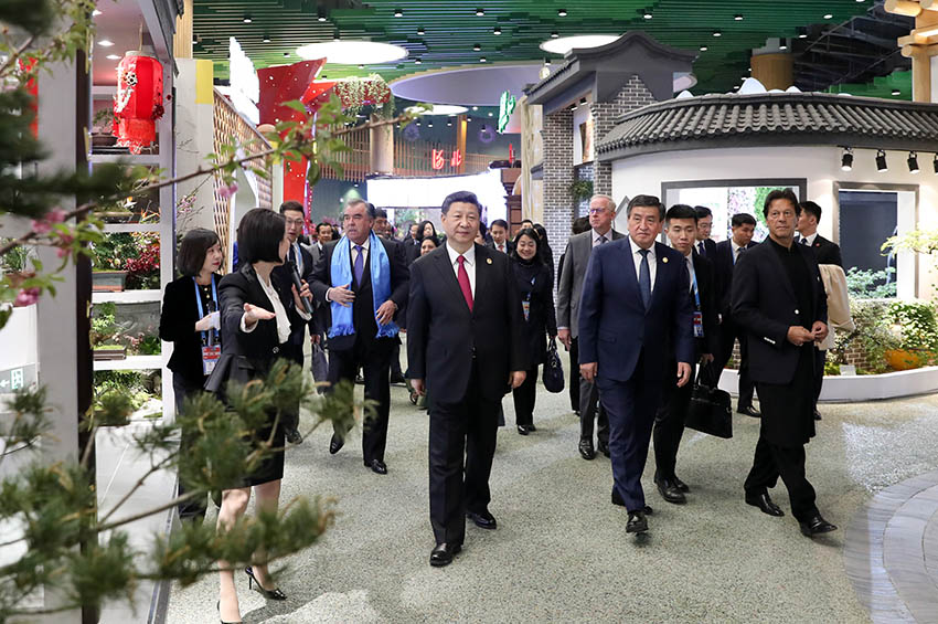 4月28日，國家主席習(xí)近平和夫人彭麗媛在北京延慶同出席2019年中國北京世界園藝博覽會(huì)的外方領(lǐng)導(dǎo)人夫婦共同參觀園藝展。 新華社記者 丁海濤 攝