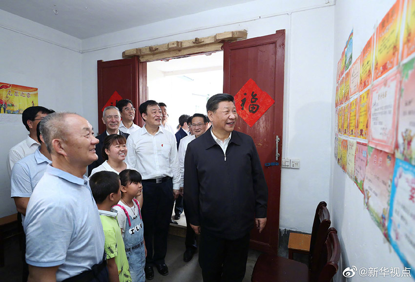 5月20日，中共中央總書記、國家主席、中央軍委主席習近平來到贛州市於都縣梓山鎮潭頭村看望慰問老區人民。在紅軍烈士后代、退伍軍人孫觀發家，習近平同他一家人親切交談。新華社記者 鞠鵬 攝