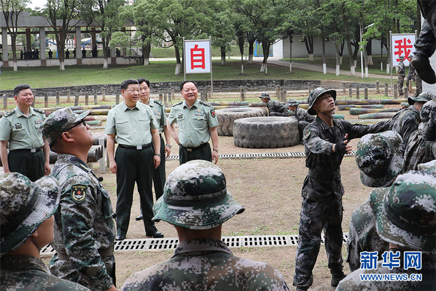 5月21日，中共中央總書記、國家主席、中央軍委主席習(xí)近平到陸軍步兵學(xué)院視察。這是習(xí)近平觀看學(xué)員進(jìn)行極限訓(xùn)練。新華社記者 李剛 攝