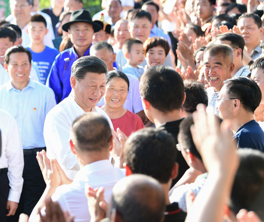 7月15日，中共中央總書記、國家主席、中央軍委主席習近平赴內蒙古自治區考察調研。這是習近平在赤峰市喀喇沁旗河南街道馬鞍山村同群眾親切握手。 新華社記者 謝環馳 攝