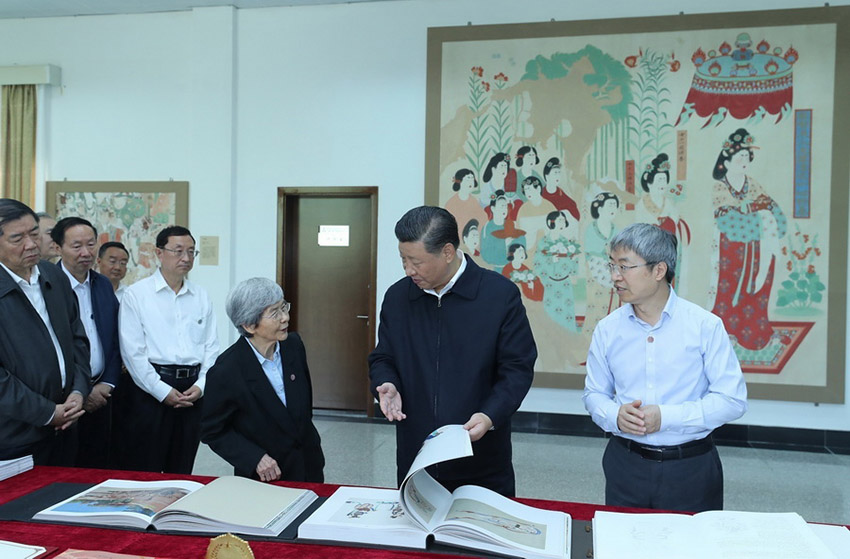 8月19日至22日，中共中央總書記、國家主席、中央軍委主席習近平在甘肅考察。這是19日下午，習近平在敦煌研究院察看珍藏文物和學術成果展示，了解文物保護和研究、弘揚優(yōu)秀歷史文化情況。 新華社記者 鞠鵬 攝