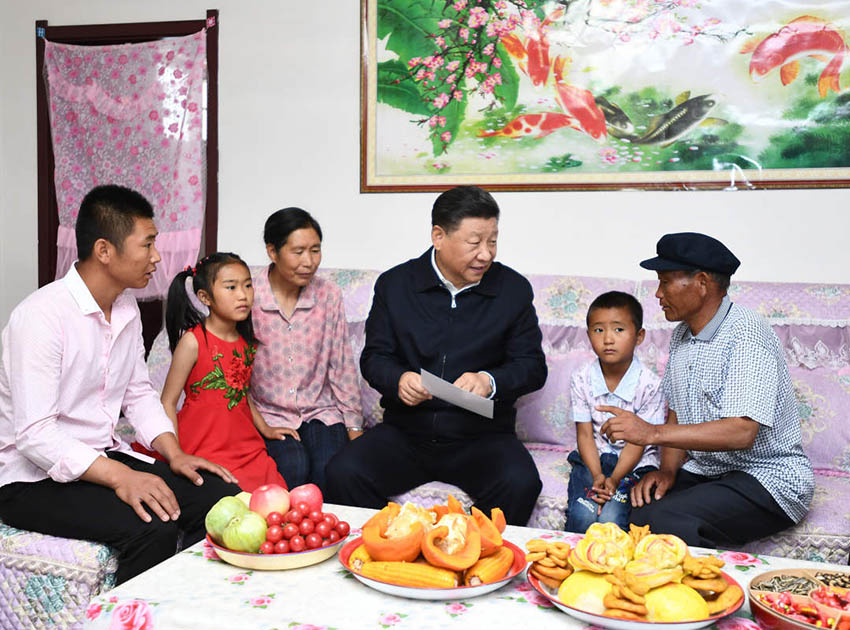 8月19日至22日，中共中央總書記、國家主席、中央軍委主席習近平在甘肅考察。這是21日上午，習近平在武威市古浪縣黃花灘生態(tài)移民區(qū)富民新村村民李應川家，同李應川一家拉家常。 新華社記者 謝環(huán)馳 攝