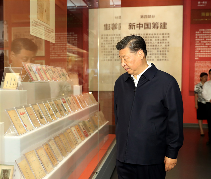 9月12日，中共中央總書記、國家主席、中央軍委主席習(xí)近平視察中共中央北京香山革命紀(jì)念地。這是習(xí)近平在香山革命紀(jì)念館參觀《為新中國奠基》主題展覽。 新華社記者 黃敬文 攝