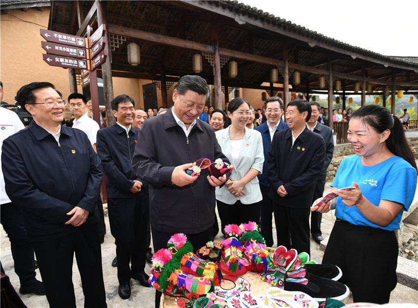 9月16日，中共中央總書(shū)記、國(guó)家主席、中央軍委主席習(xí)近平來(lái)到河南省新縣田鋪鄉(xiāng)田鋪大塆，了解這裡依托紅色旅游資源，打造創(chuàng)客小鎮(zhèn)、發(fā)展鄉(xiāng)村旅游業(yè)、推動(dòng)鄉(xiāng)村振興等情況。 新華社記者 謝環(huán)馳 攝
