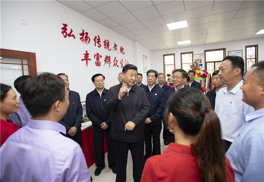 9月17日上午，正在河南考察調(diào)研的中共中央總書記、國家主席、中央軍委主席習近平來到光山縣文殊鄉(xiāng)東岳村考察當?shù)孛撠毠怨ぷ鞒尚Ш椭修k在光山縣扶貧工作情況。 新華社記者 謝環(huán)馳 攝