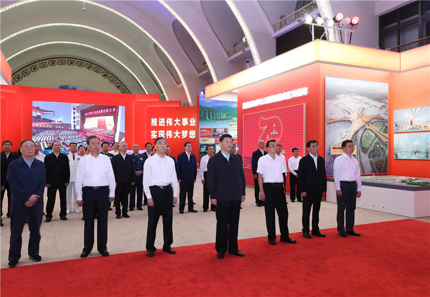 9月23日，黨和國家領導人習近平、李克強、汪洋、王滬寧、趙樂際、韓正、王岐山等在北京展覽館參觀“偉大歷程 輝煌成就——慶祝中華人民共和國成立70周年大型成就展”。 新華社記者 鞠鵬 攝