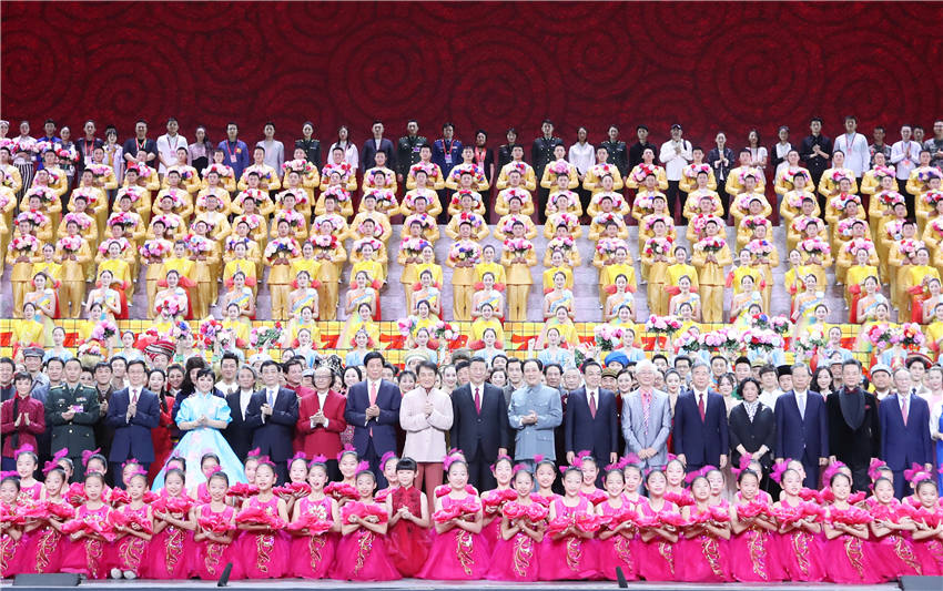 9月29日，慶祝中華人民共和國成立70周年大型文藝晚會《奮斗吧 中華兒女》在北京人民大會堂舉行。習近平、李克強、栗戰(zhàn)書、汪洋、王滬寧、趙樂際、韓正、王岐山等黨和國家領導人同4000多名觀眾一起觀看演出。演出結束后，習近平等走上舞臺同演職人員合影留念。 新華社記者 王曄 攝