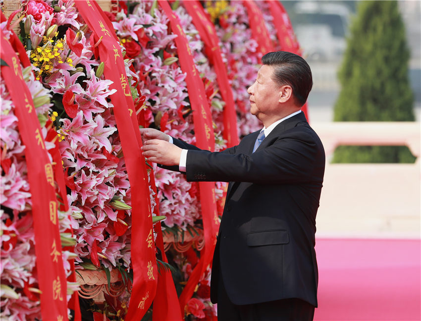 9月30日上午，習(xí)近平、李克強(qiáng)、栗戰(zhàn)書、汪洋、王滬寧、趙樂際、韓正、王岐山等黨和國(guó)家領(lǐng)導(dǎo)人來到北京天安門廣場(chǎng)，出席烈士紀(jì)念日向人民英雄敬獻(xiàn)花籃儀式。這是習(xí)近平整理花籃上的緞帶。 新華社記者 龐興雷 攝