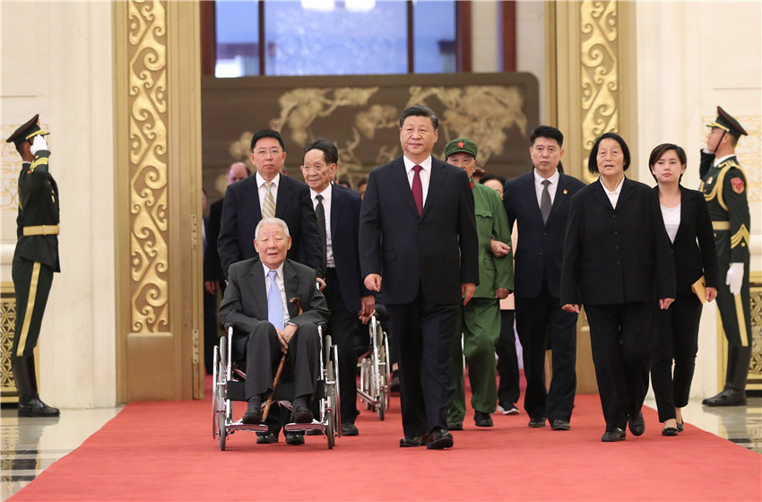 9月29日，中華人民共和國國家勛章和國家榮譽(yù)稱號(hào)頒授儀式在北京人民大會(huì)堂金色大廳隆重舉行。中共中央總書記、國家主席、中央軍委主席習(xí)近平同國家勛章和國家榮譽(yù)稱號(hào)獲得者一同步入會(huì)場(chǎng)。 新華社記者 丁海濤 攝