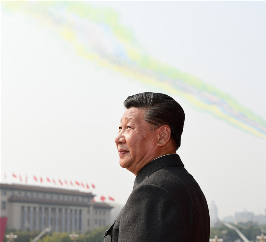 10月1日，慶祝中華人民共和國成立70周年大會在北京天安門廣場隆重舉行。中共中央總書記、國家主席、中央軍委主席習近平發表重要講話並檢閱受閱部隊。這是習近平在天安門城樓上。 新華社記者 謝環馳 攝