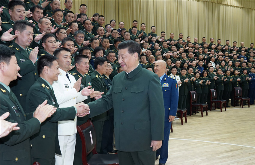 10月18日上午，中共中央總書記、國家主席、中央軍委主席習近平在武漢分別接見了聯(lián)勤保障部隊第一次黨代表大會全體代表、駐湖北部隊副師職以上領(lǐng)導(dǎo)干部和團級單位主官。這是習近平親切接見聯(lián)勤保障部隊第一次黨代會全體代表。 新華社記者 李剛 攝