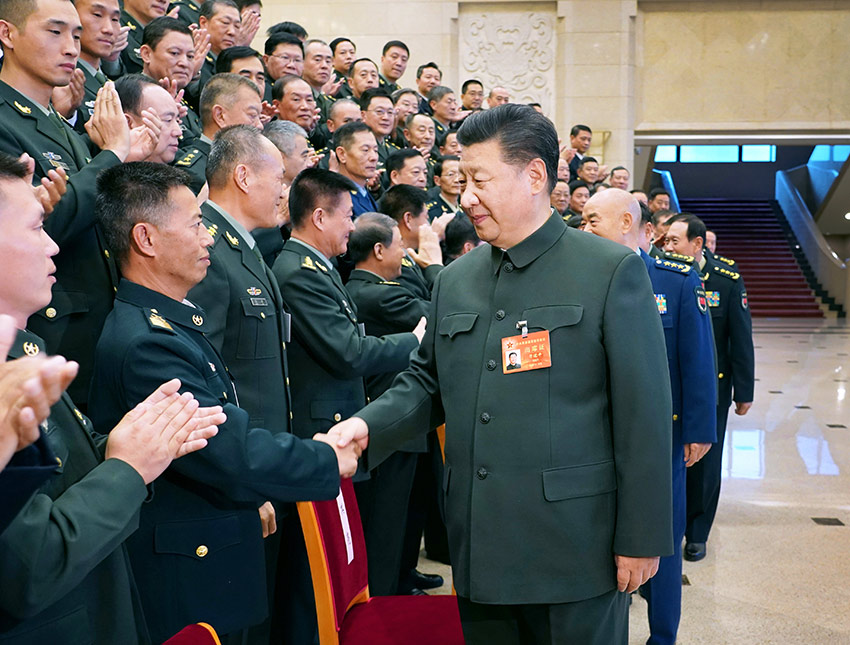11月8日至10日，中央軍委基層建設會議在北京召開。中共中央總書記、國家主席、中央軍委主席習近平出席會議並發表重要講話。這是習近平親切接見會議代表。 新華社記者 李剛 攝