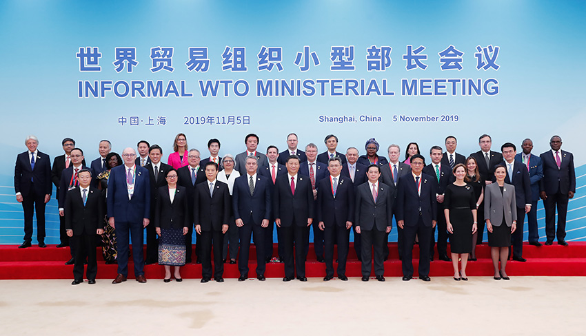 11月5日，第二屆中國國際進口博覽會在上海國家會展中心開幕。國家主席習(xí)近平出席開幕式並發(fā)表題為《開放合作 命運與共》的主旨演講。這是開幕式前，習(xí)近平親切會見出席世貿(mào)組織小型部長會議外方部長和代表團團長。 新華社記者 劉彬 攝