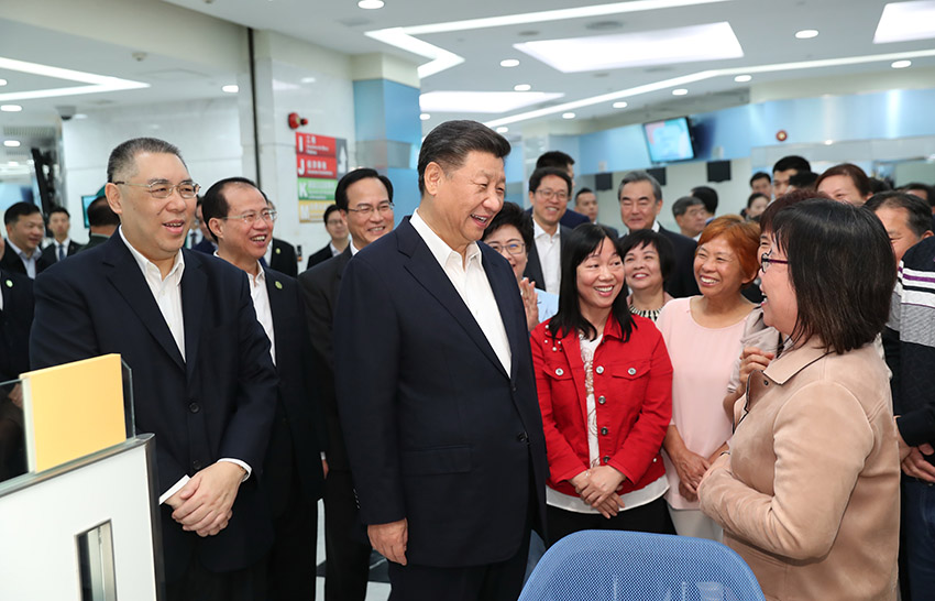 12月19日，國(guó)家主席習(xí)近平在澳門特別行政區(qū)行政長(zhǎng)官崔世安陪同下，來到位於澳門黑沙環(huán)的政府綜合服務(wù)中心和濠江中學(xué)附屬英才學(xué)校，同澳門市民和師生親切交流。這是習(xí)近平在黑沙環(huán)政府綜合服務(wù)中心同澳門市民親切交流。 新華社記者 黃敬文 攝
