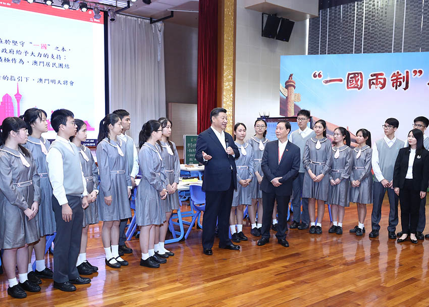12月19日，國(guó)家主席習(xí)近平在澳門(mén)特別行政區(qū)行政長(zhǎng)官崔世安陪同下，來(lái)到位於澳門(mén)黑沙環(huán)的政府綜合服務(wù)中心和濠江中學(xué)附屬英才學(xué)校，同澳門(mén)市民和師生親切交流。在濠江中學(xué)附屬英才學(xué)校觀(guān)摩以“‘一國(guó)兩制’與澳門(mén)”為題的中國(guó)歷史公開(kāi)課后，習(xí)近平走到學(xué)生中間即席發(fā)表重要講話(huà)。 新華社記者 鞠鵬 攝