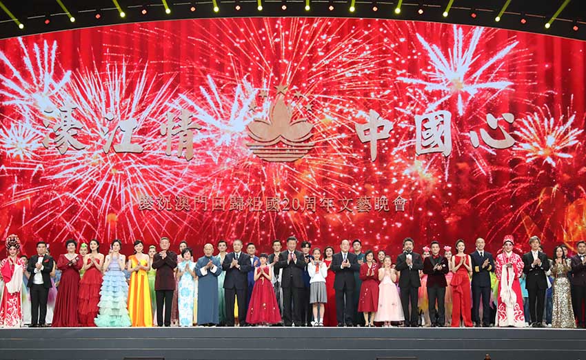 12月19日，慶祝澳門回歸祖國20周年文藝晚會(huì)在澳門東亞運(yùn)動(dòng)會(huì)體育館舉行。中共中央總書記、國家主席、中央軍委主席習(xí)近平觀看演出。晚會(huì)最后，習(xí)近平走上舞臺(tái)同全場觀眾一起高唱《歌唱祖國》。 新華社記者 黃敬文 攝