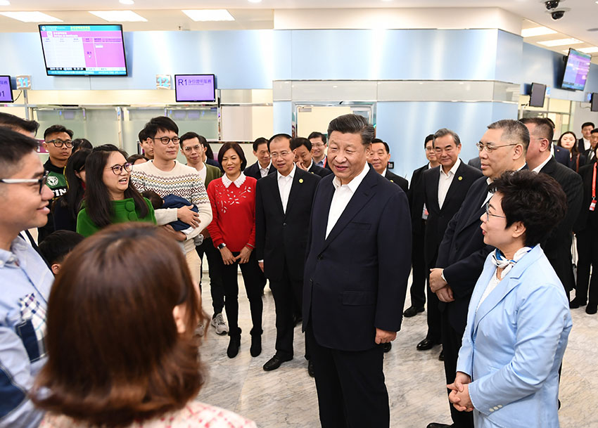 12月19日，國家主席習(xí)近平在澳門特別行政區(qū)行政長官崔世安陪同下，來到位於澳門黑沙環(huán)的政府綜合服務(wù)中心和濠江中學(xué)附屬英才學(xué)校，同澳門市民和師生親切交流。這是習(xí)近平在黑沙環(huán)政府綜合服務(wù)中心同澳門市民親切交流。 新華社記者 謝環(huán)馳 攝