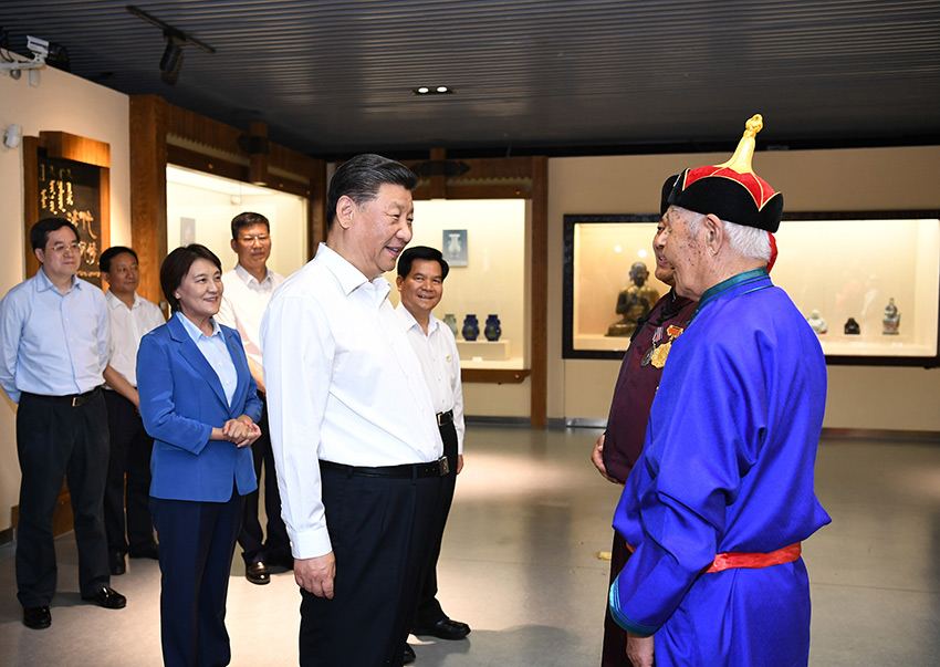 7月15日，中共中央總書記、國家主席、中央軍委主席習近平赴內蒙古自治區考察調研。這是習近平在赤峰市喀喇沁旗馬鞍山林場了解生態文明建設情況。 新華社記者 謝環馳 攝