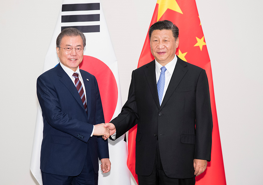 6月27日，國家主席習近平在日本大阪會見韓國總統文在寅。 新華社記者 黃敬文 攝