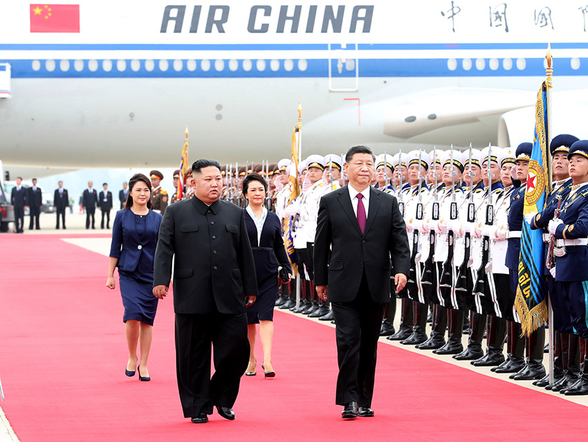 6月20日，中共中央總書記、國家主席習(xí)近平乘專機抵達(dá)平壤，開始對朝鮮民主主義人民共和國進(jìn)行國事訪問。朝鮮勞動黨委員長、國務(wù)委員會委員長金正恩和夫人李雪主到機場熱情迎接習(xí)近平和夫人彭麗媛。朝方在機場舉行隆重歡迎儀式。 新華社記者 黃敬文 攝