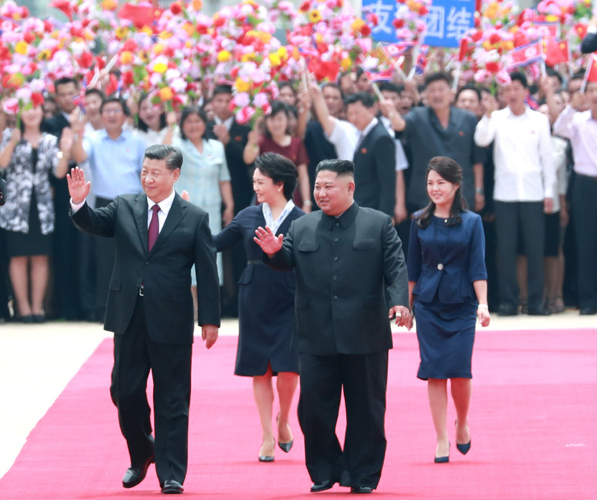 6月20日，中共中央總書記、國家主席習近平乘專機抵達平壤，開始對朝鮮民主主義人民共和國進行國事訪問。朝鮮勞動黨委員長、國務委員會委員長金正恩和夫人李雪主到機場熱情迎接習近平和夫人彭麗媛。朝方在機場舉行隆重歡迎儀式。 新華社記者 龐興雷 攝