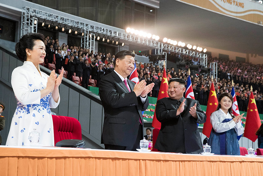 6月20日晚，中共中央總書記、國(guó)家主席習(xí)近平和夫人彭麗媛在朝鮮勞動(dòng)黨委員長(zhǎng)、國(guó)務(wù)委員會(huì)委員長(zhǎng)金正恩和夫人李雪主陪同下，在平壤“五一”體育場(chǎng)同朝鮮各界群眾一道觀看大型團(tuán)體操和藝術(shù)演出。 新華社記者 黃敬文 攝