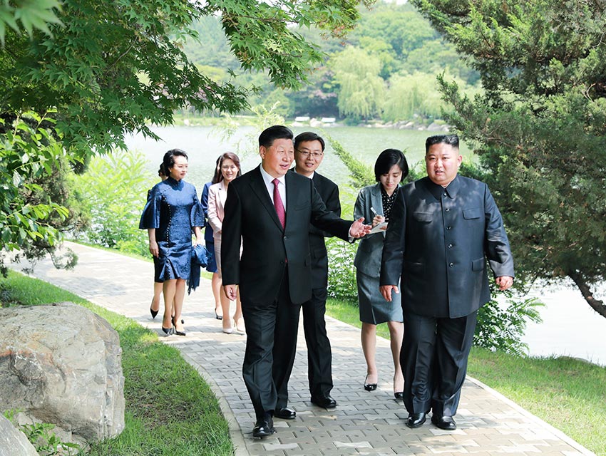 6月21日，中共中央總書記、國家主席習近平在錦繡山迎賓館會見朝鮮勞動黨委員長、國務委員會委員長金正恩。習近平夫人彭麗媛及金正恩夫人李雪主參加會見。會見前，習近平夫婦和金正恩夫婦在庭院內(nèi)散步交談。新華社記者 龐興雷 攝