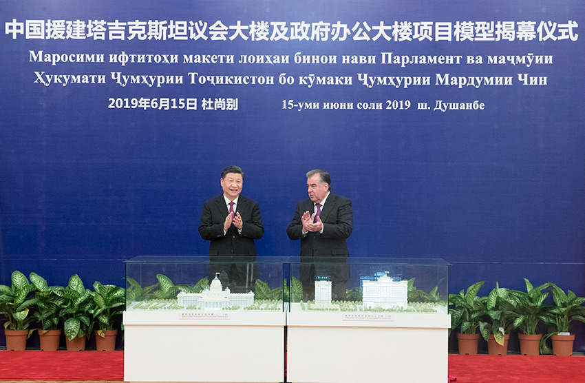 6月15日，國家主席習近平在杜尚別同塔吉克斯坦總統(tǒng)拉赫蒙會談。會談后，兩國元首共同出席中方援塔議會大樓、政府辦公大樓項目模型揭幕儀式。 新華社記者 王曄 攝