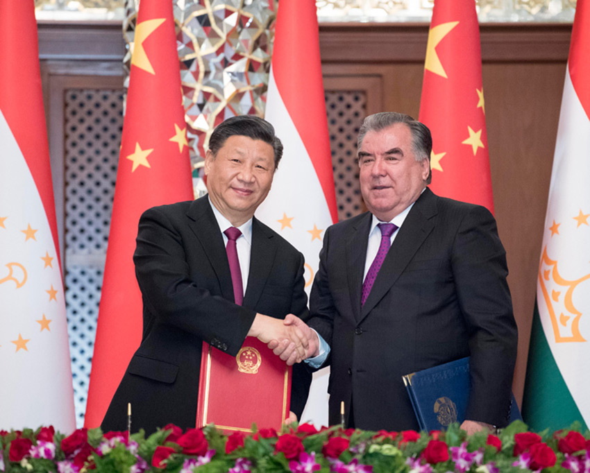 6月15日，國(guó)家主席習(xí)近平在杜尚別同塔吉克斯坦總統(tǒng)拉赫蒙會(huì)談。會(huì)談后，兩國(guó)元首簽署《中華人民共和國(guó)和塔吉克斯坦共和國(guó)關(guān)於進(jìn)一步深化全面戰(zhàn)略伙伴關(guān)系的聯(lián)合聲明》。 新華社記者 李學(xué)仁 攝