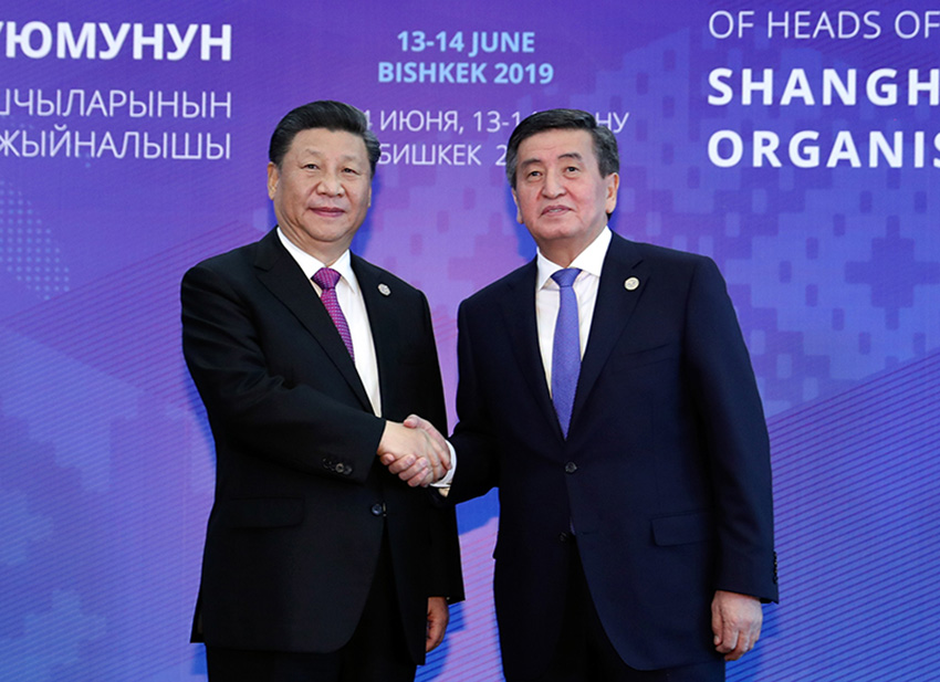 6月14日，國家主席習近平在吉爾吉斯斯坦首都比什凱克出席上海合作組織成員國元首理事會第十九次會議並發表重要講話。這是習近平抵達阿拉爾恰國賓館會議中心大廳，受到吉爾吉斯斯坦總統熱恩別科夫熱情迎接。 新華社記者 丁林 攝