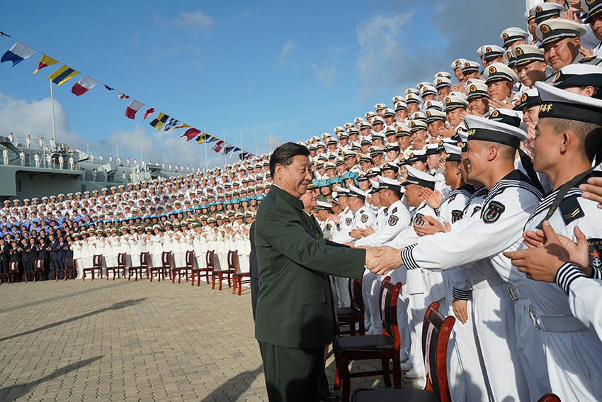 12月17日，我國(guó)第一艘國(guó)產(chǎn)航空母艦山東艦在海南三亞某軍港交付海軍。中共中央總書(shū)記、國(guó)家主席、中央軍委主席習(xí)近平出席交接入列儀式並登艦視察。這是習(xí)近平親切接見(jiàn)航母部隊(duì)官兵代表和航母建設(shè)單位代表。 新華社記者 李剛 攝