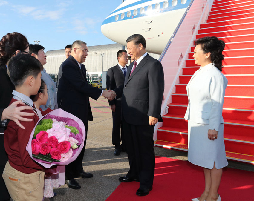 12月18日，中共中央總書記、國家主席、中央軍委主席習近平乘專機抵達澳門，出席將於20日舉行的慶祝澳門回歸祖國20周年大會暨澳門特別行政區(qū)第五屆政府就職典禮並視察澳門。這是習近平同前來機場迎接的澳門特別行政區(qū)行政長官崔世安親切握手。 新華社記者 鞠鵬 攝