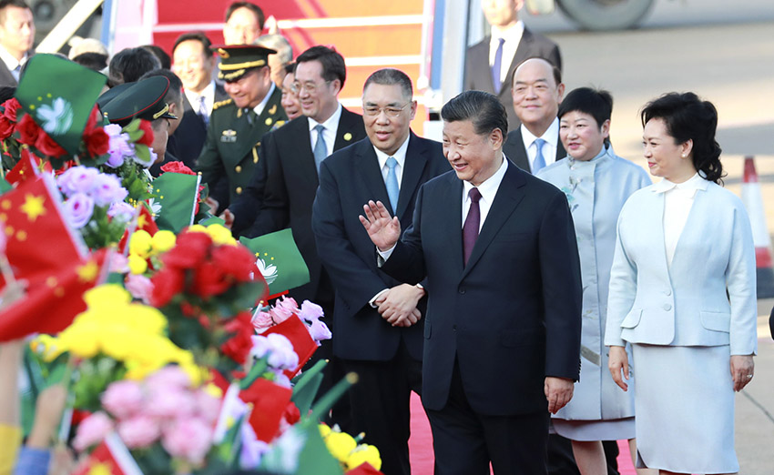 12月18日，中共中央總書記、國家主席、中央軍委主席習(xí)近平乘專機(jī)抵達(dá)澳門，出席將於20日舉行的慶祝澳門回歸祖國20周年大會暨澳門特別行政區(qū)第五屆政府就職典禮並視察澳門。這是習(xí)近平和夫人彭麗媛向歡迎人群致意。 新華社記者 龐興雷 攝