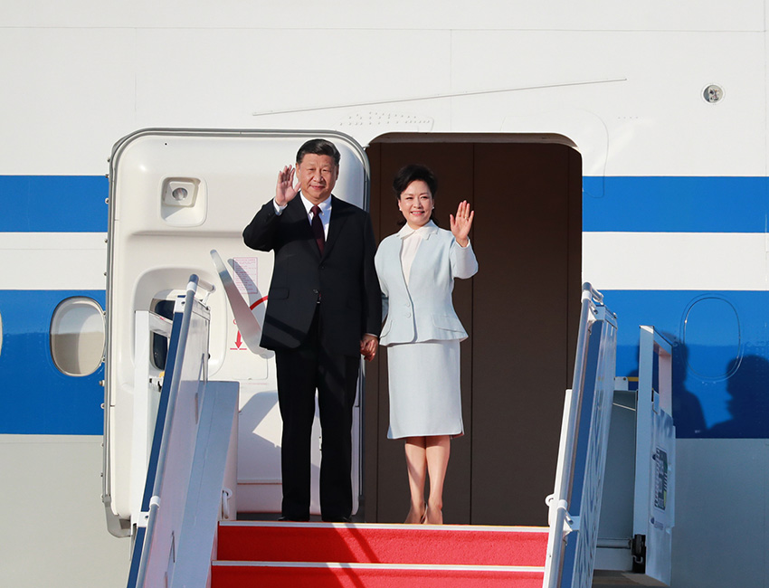 12月18日，中共中央總書記、國家主席、中央軍委主席習近平乘專機抵達澳門，出席將於20日舉行的慶祝澳門回歸祖國20周年大會暨澳門特別行政區第五屆政府就職典禮並視察澳門。這是習近平和夫人彭麗媛走出艙門，向歡迎人群揮手致意。 新華社記者 龐興雷 攝