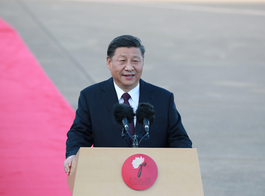 12月18日，中共中央總書記、國家主席、中央軍委主席習近平乘專機抵達澳門，出席將於20日舉行的慶祝澳門回歸祖國20周年大會暨澳門特別行政區第五屆政府就職典禮並視察澳門。這是習近平在機場發表重要講話。 新華社記者 龐興雷 攝