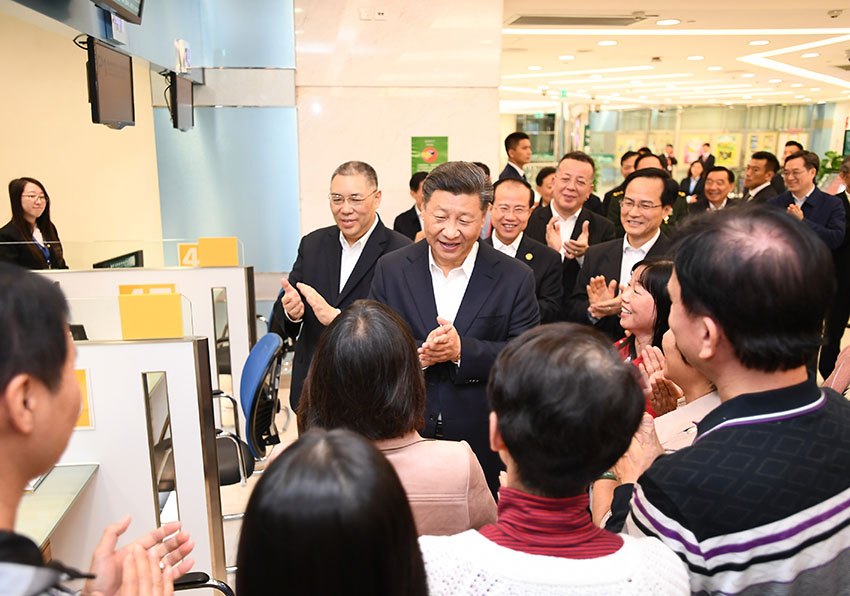 12月19日，國家主席習近平在澳門特別行政區行政長官崔世安陪同下，來到位於澳門黑沙環的政府綜合服務中心和濠江中學附屬英才學校，同澳門市民和師生親切交流。這是習近平在黑沙環政府綜合服務中心同澳門市民親切交流。 新華社記者 謝環馳 攝