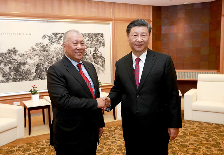 12月19日，國家主席習(xí)近平在澳門會見全國政協(xié)副主席何厚鏵。 新華社記者 龐興雷 攝