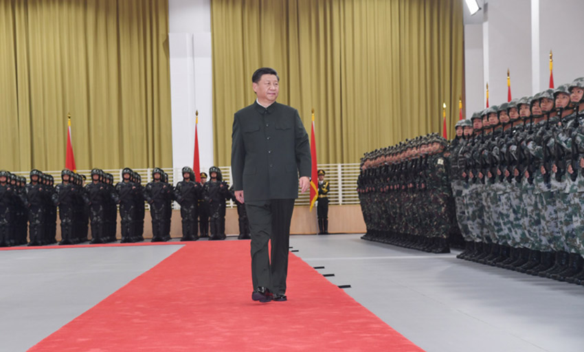 12月20日，中共中央總書記、國家主席、中央軍委主席習近平視察中國人民解放軍駐澳門部隊，代表黨中央和中央軍委向駐澳門部隊全體官兵致以誠摯的問候。這是習近平檢閱駐澳門部隊。 新華社記者 李剛 攝