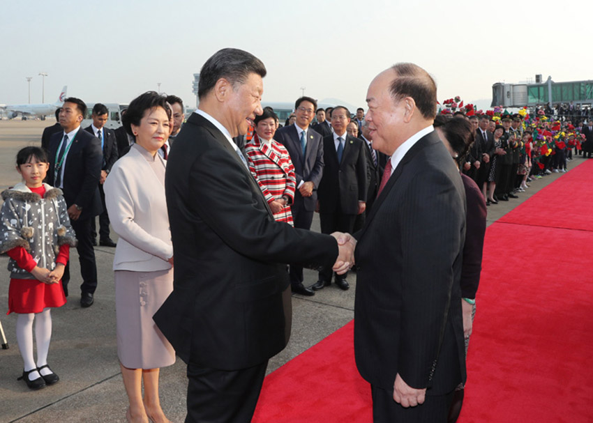12月20日，中共中央總書記、國家主席、中央軍委主席習(xí)近平圓滿結(jié)束在澳門的各項活動，從澳門乘專機(jī)返回北京。這是歡送儀式上，習(xí)近平同前來送行的澳門特別行政區(qū)行政長官賀一誠握手。 新華社記者 鞠鵬 攝