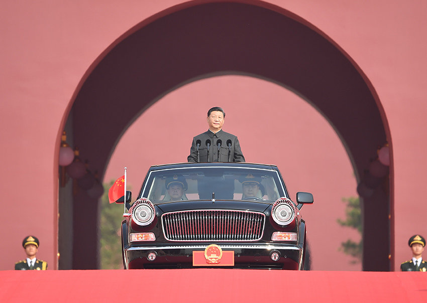 10月1日，慶祝中華人民共和國成立70周年大會在北京天安門廣場隆重舉行。中共中央總書記、國家主席、中央軍委主席習近平發表重要講話並檢閱受閱部隊。這是習近平乘坐檢閱車，經過金水橋，駛上長安街。 新華社記者 燕雁 攝