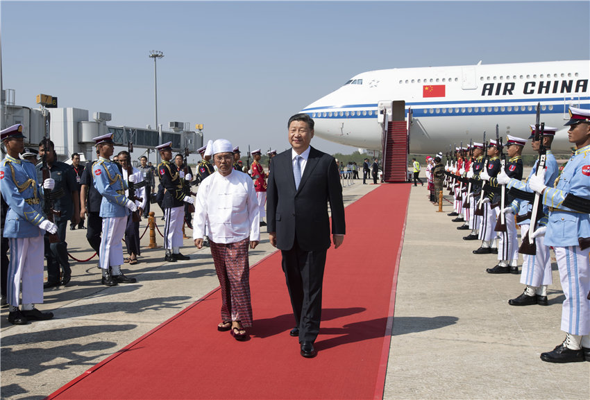 當地時間1月17日下午，國家主席習近平乘專機抵達內比都國際機場，開始對緬甸聯邦共和國進行國事訪問。習近平抵達時，緬甸第一副總統敏瑞率多名內閣部長在舷梯旁熱情迎接。新華社記者 謝環馳 攝