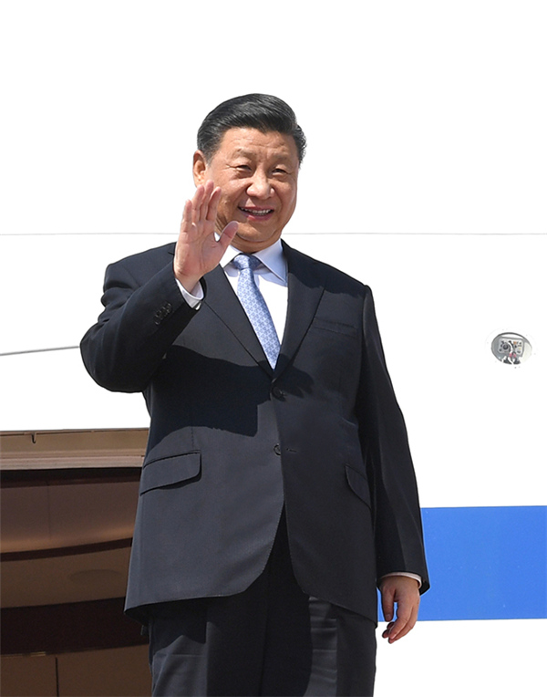 當(dāng)?shù)貢r(shí)間1月17日下午，國家主席習(xí)近平乘專機(jī)抵達(dá)內(nèi)比都國際機(jī)場，開始對緬甸聯(lián)邦共和國進(jìn)行國事訪問。新華社記者 饒愛民 攝
