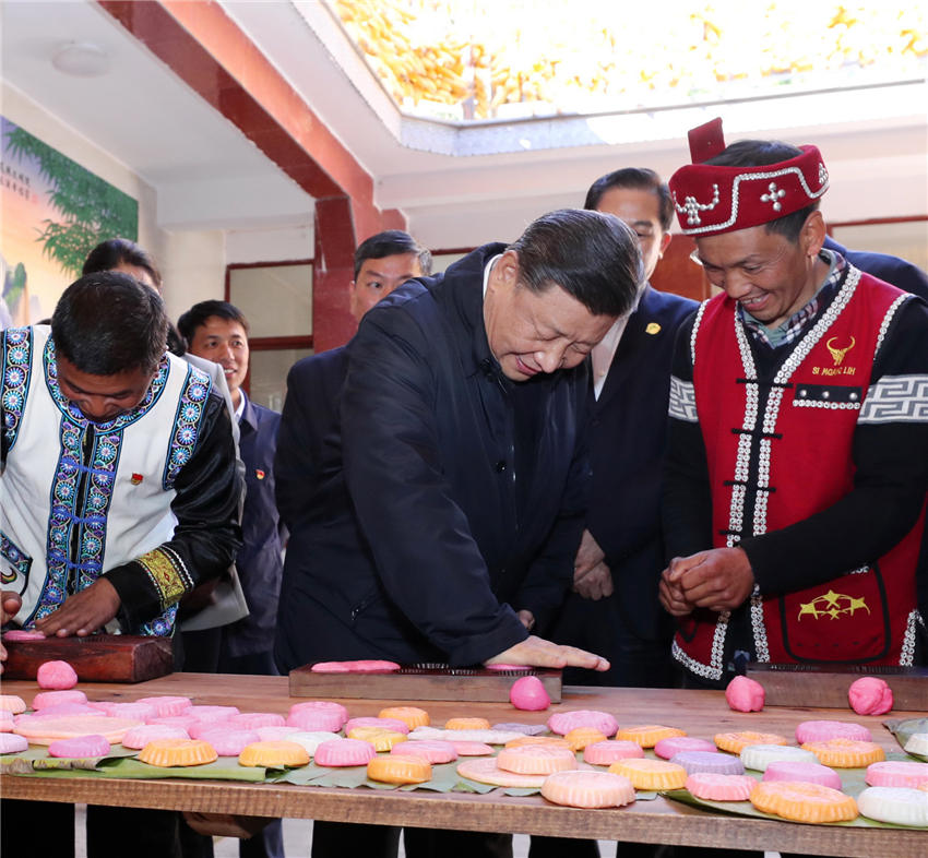 春節(jié)前夕，中共中央總書記、國家主席、中央軍委主席習近平赴雲(yún)南考察，看望慰問基層干部群眾。這是1月19日下午，習近平來到騰沖市清水鄉(xiāng)三家村中寨司莫拉佤族村看望鄉(xiāng)親們，走進村民家中了解脫貧攻堅情況，並向大家送上新春祝福。新華社記者 鞠鵬 攝